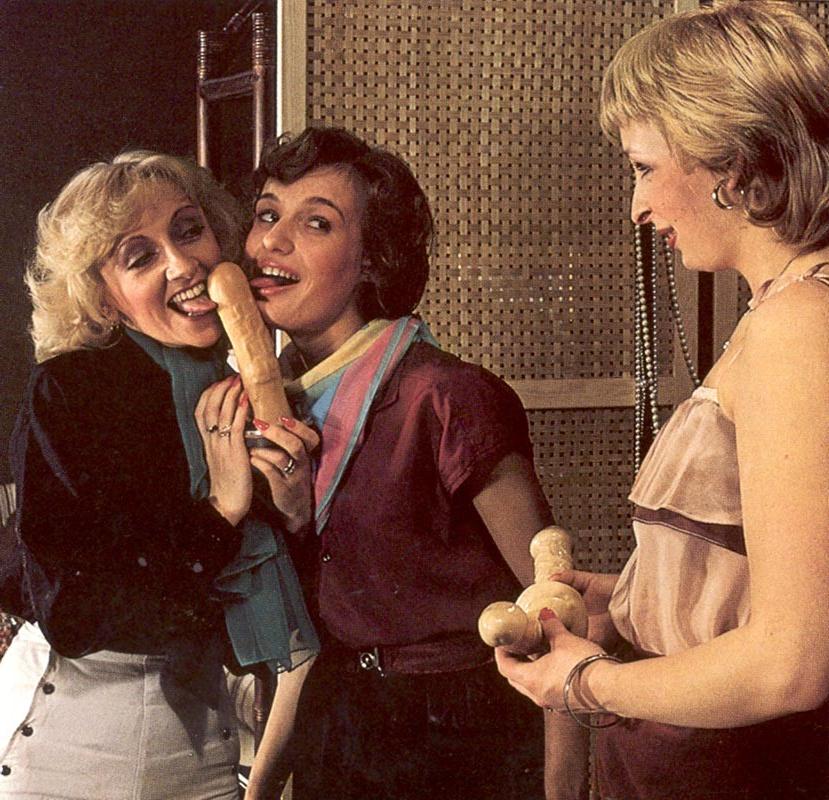 16P Three retro ladies using a fucking machine