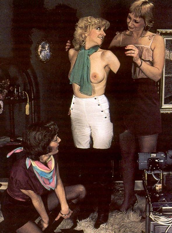 16P Three retro ladies using a fucking machine