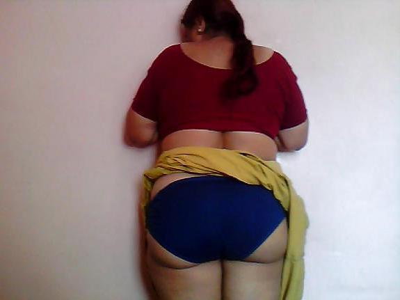 16P Indian mature showing her ass