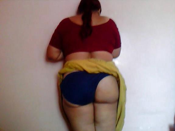16P Indian mature showing her ass