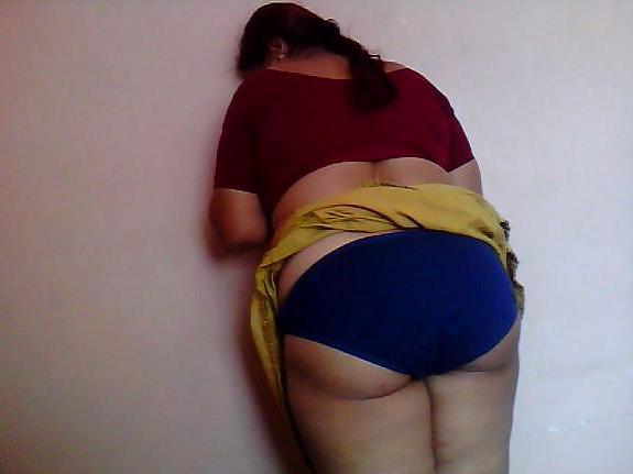 16P Indian mature showing her ass