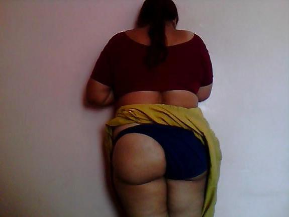 16P Indian mature showing her ass