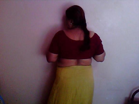 16P Indian mature showing her ass