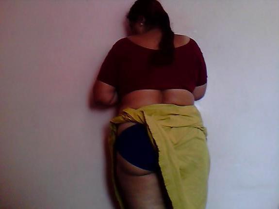 16P Indian mature showing her ass