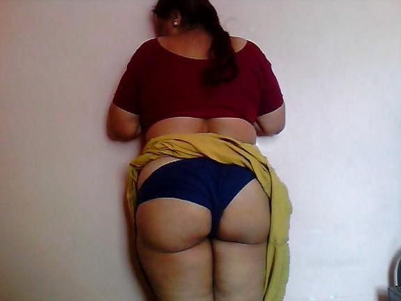 16P Indian mature showing her ass