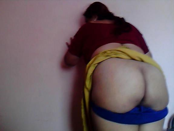 16P Indian mature showing her ass