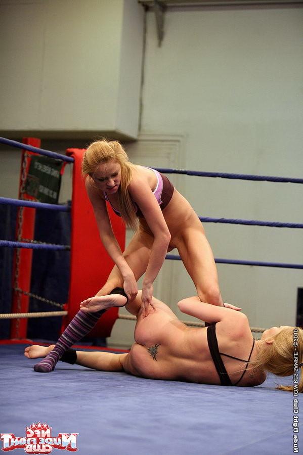 16P Lily Love sexy lesbian blonde in bitches catfight