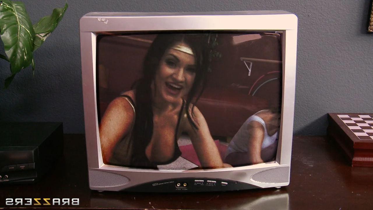 16P Hot Kendall Karson doing her excercises
