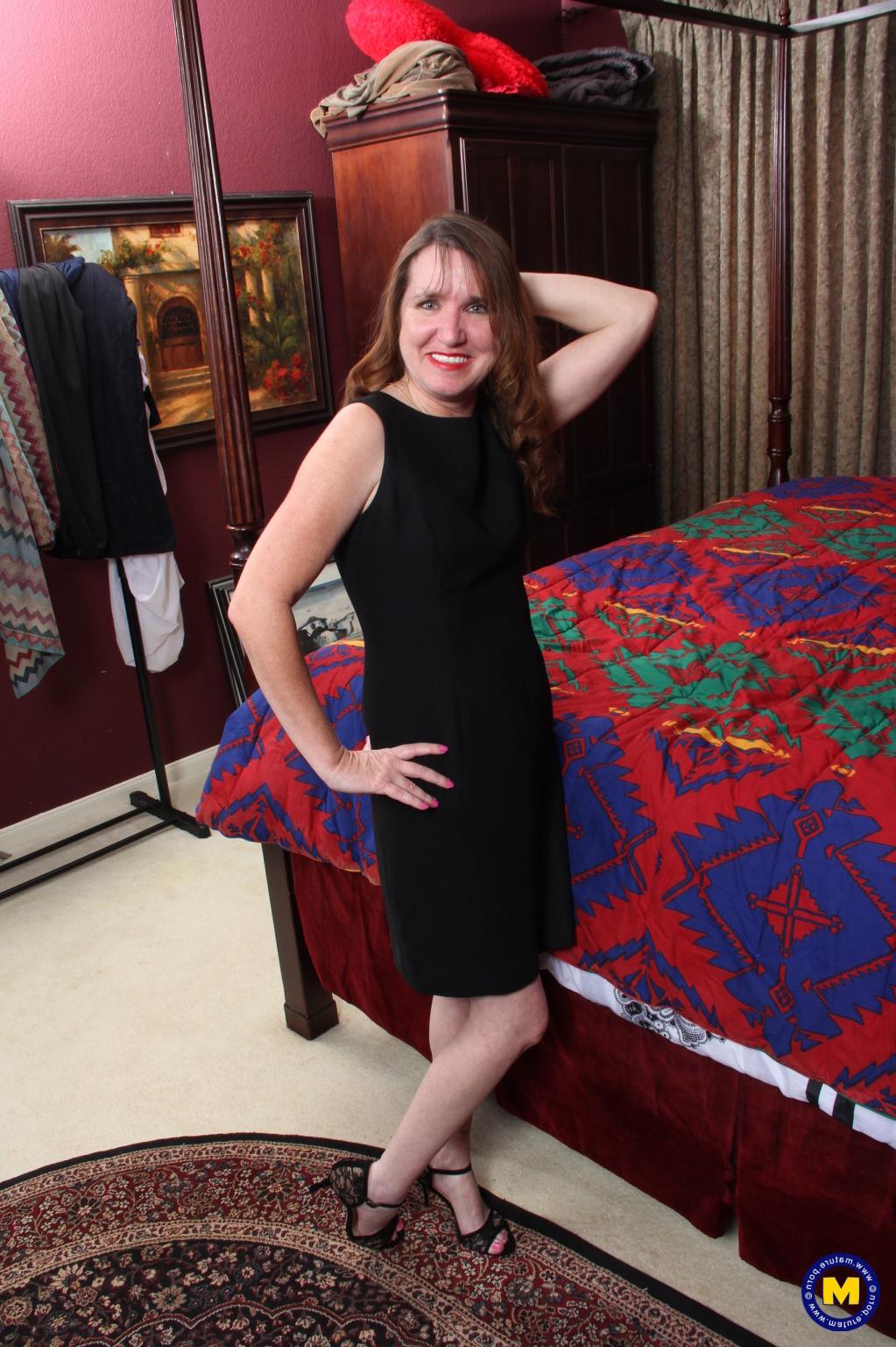 16P American housewife playing with herself on bed