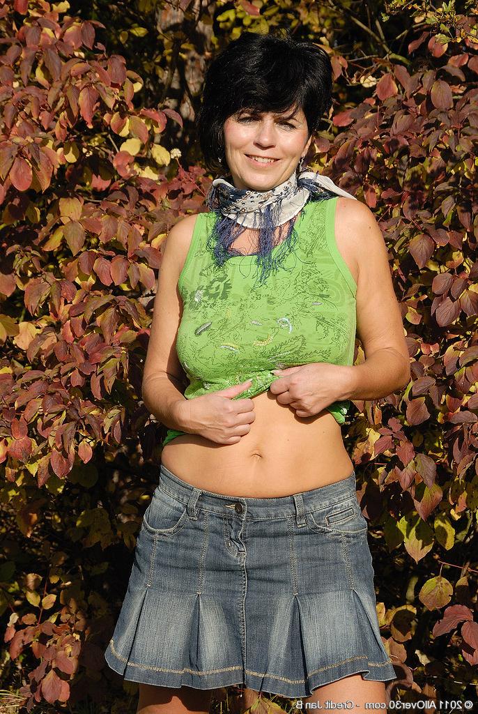 16P Horny Eve spreads her lucious long legs out in the garden