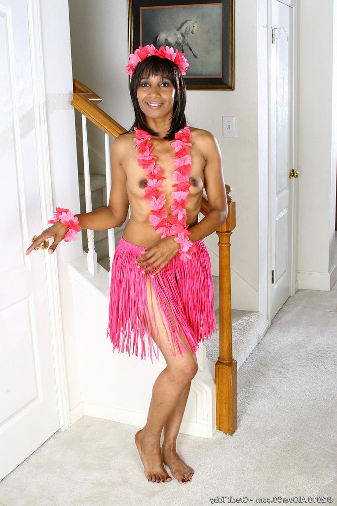16P Island MILF slips off her coconuts to show us her perky tits