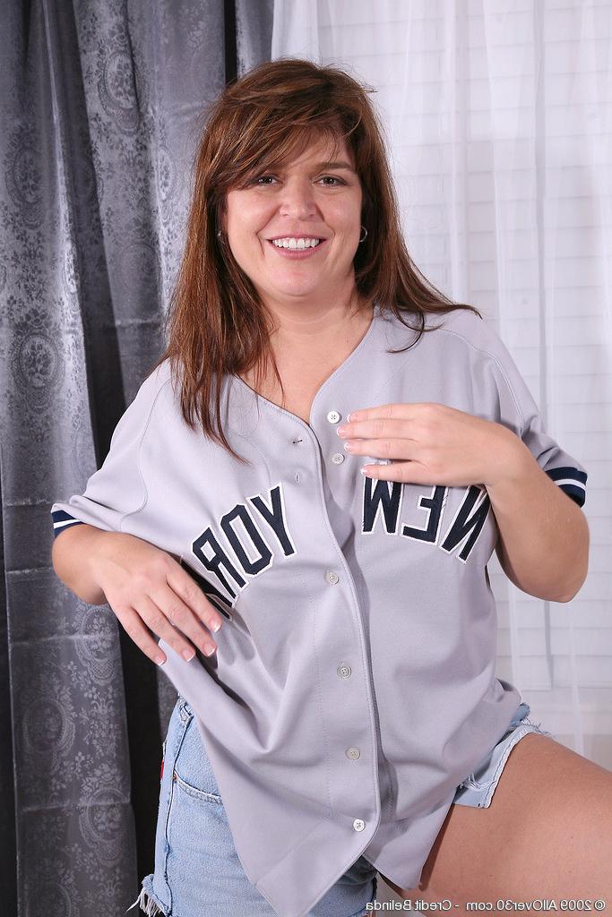 16P Brunette MILF Alex poses and spreads after sports