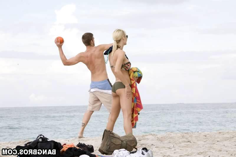 18P she sent me a picture to my phone naked showing her beautiful ass. I went to the
