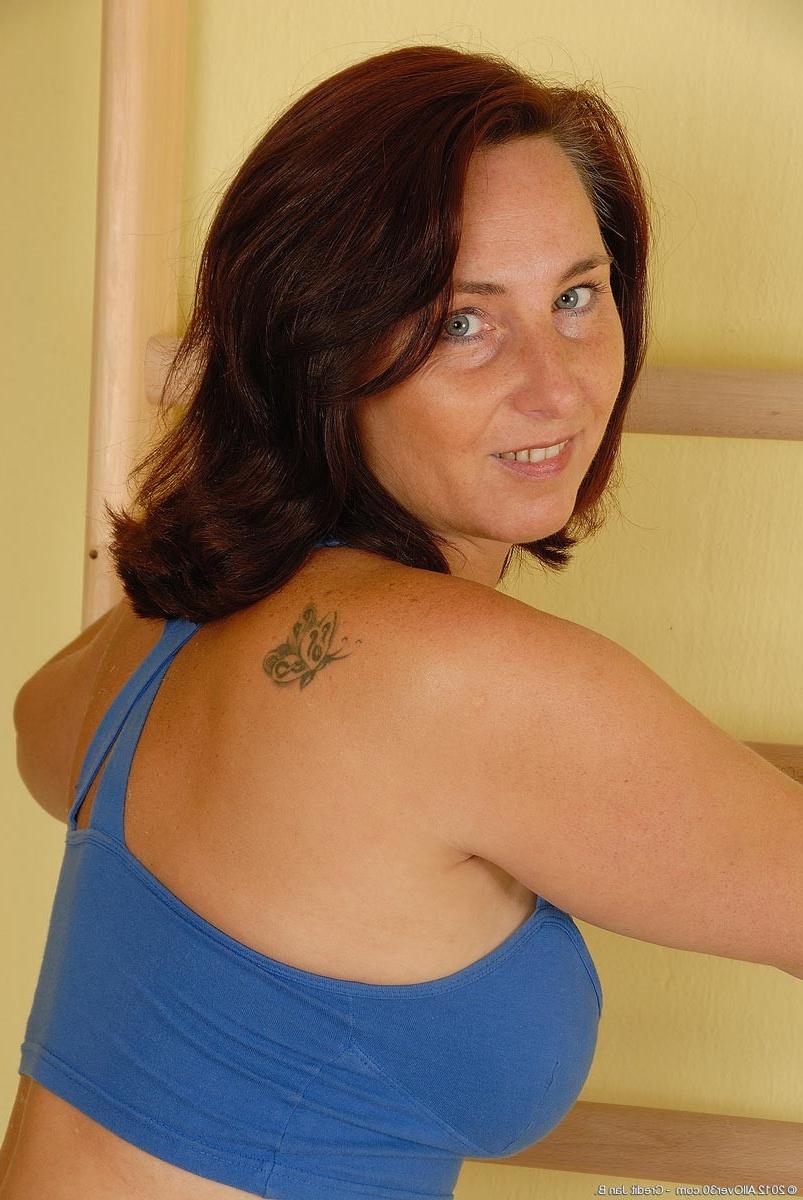 15P Horny big breasted amateur wife exposed