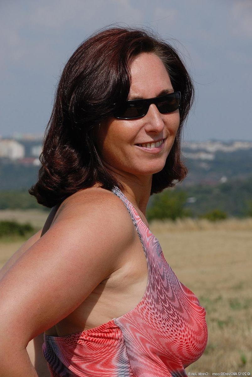 15P Sexy tight bodied wife shows lovely tits