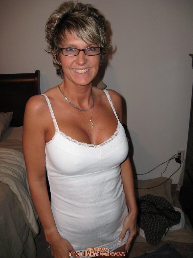 15P Sexy mature housewive posing