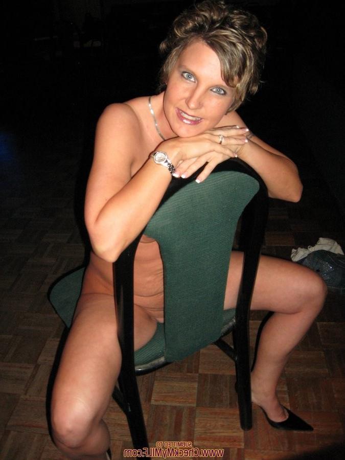 15P Sexy mature housewive posing