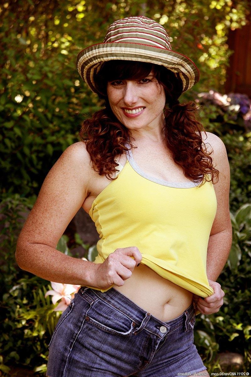 15P Seductive amateur wife gets naughty in the backyard