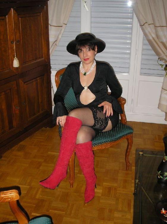 15P Amateur Nathalie posing in stockings and red boots