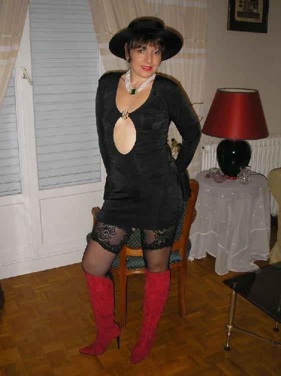 15P Amateur Nathalie posing in stockings and red boots