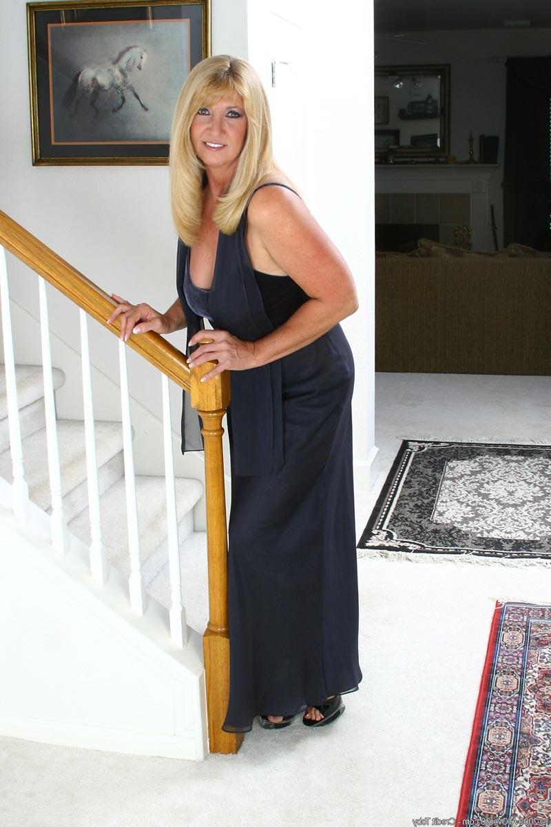 15P Big breasted mature housewife shows big naturals