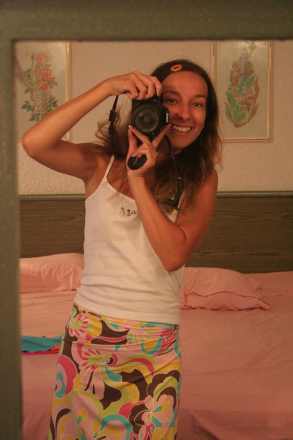 20P Brunette amateur wife posing naked on holidays