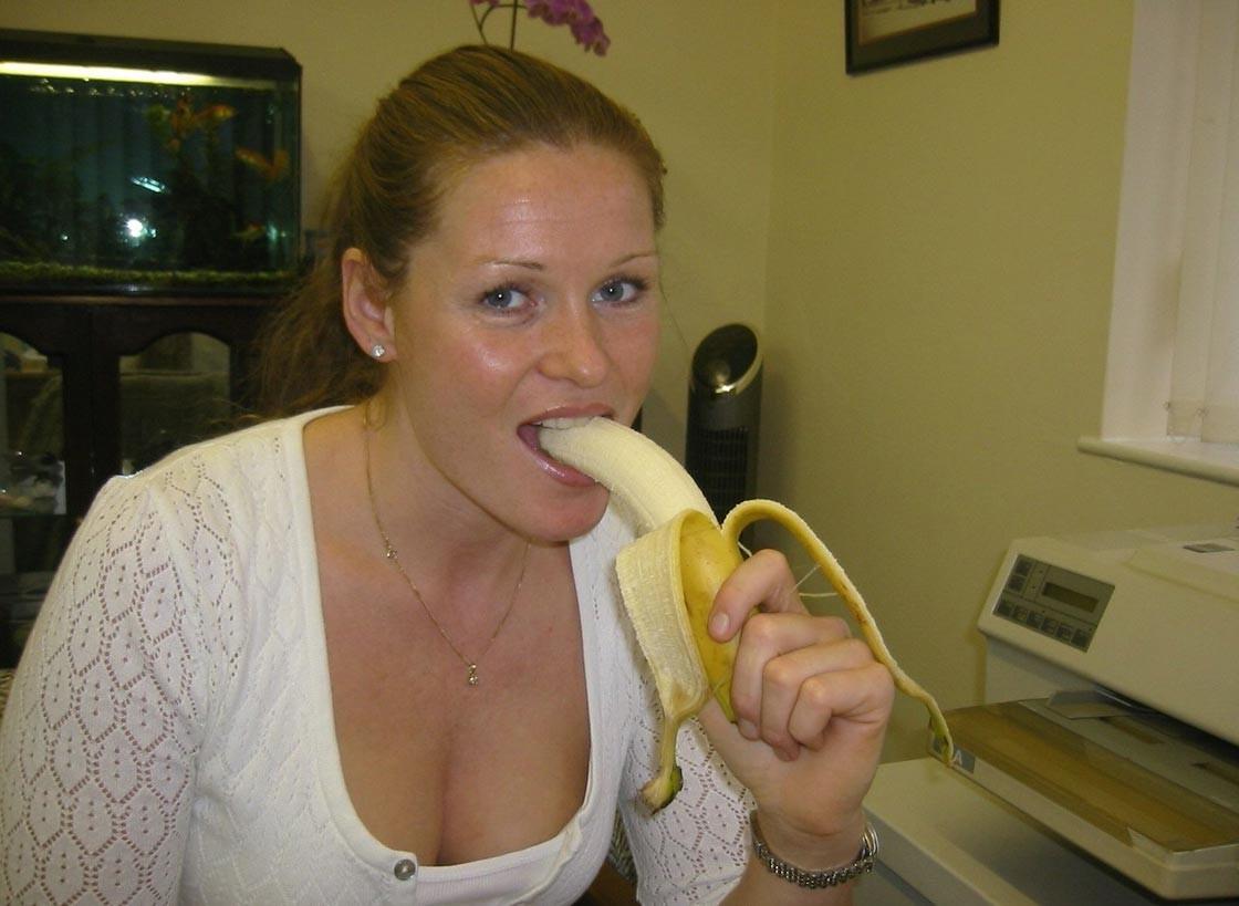 20P Awesome amateur wife sucking cock at home
