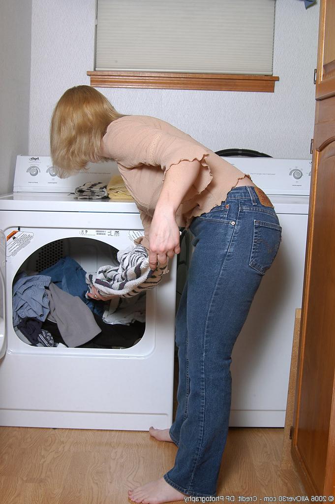 16P horny housewife carrie gets off on the vibrating washing machine