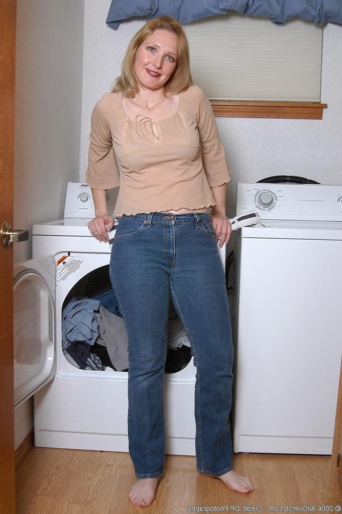 16P horny housewife carrie gets off on the vibrating washing machine