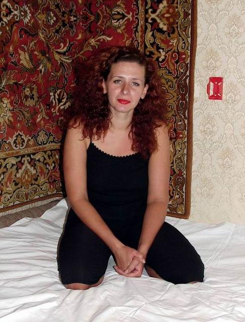 16P Redhead amateur wife shows her pussy