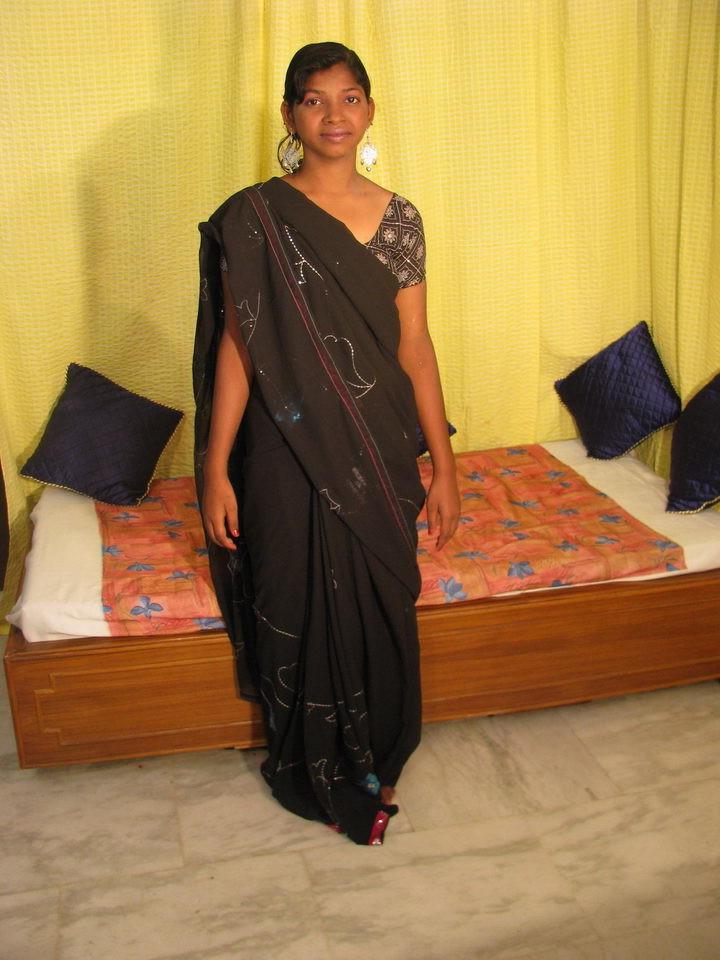 15P Hot indian girl posing