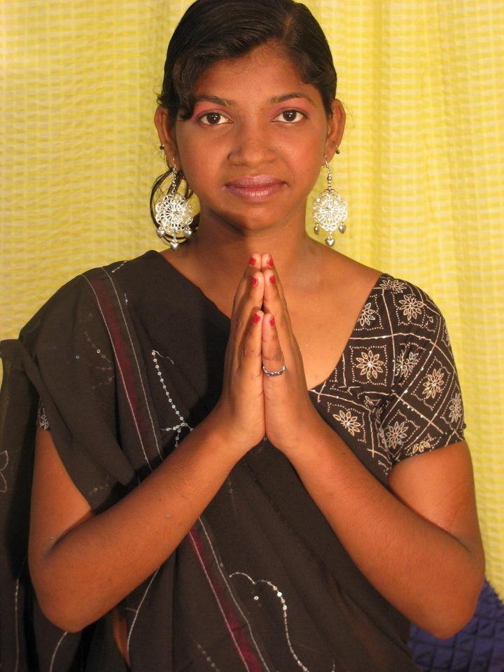 15P Hot indian girl posing