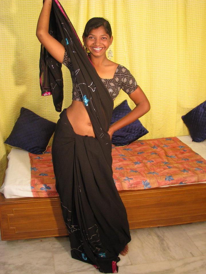 15P Hot indian girl posing