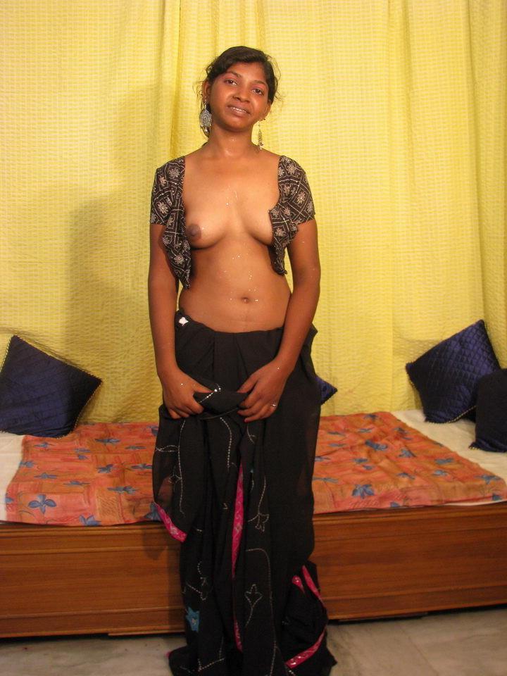 15P Hot indian girl posing