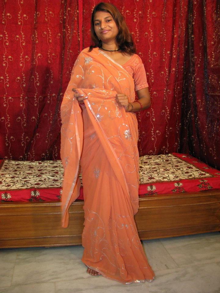 15P Pregnant indian babe posing