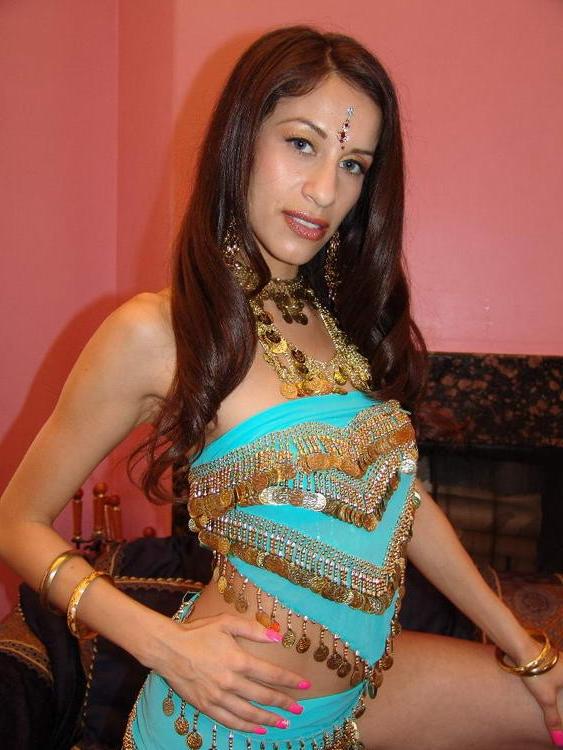 15P Horny Indian Aruna gets her pussy pumped full of cock in her blue sari