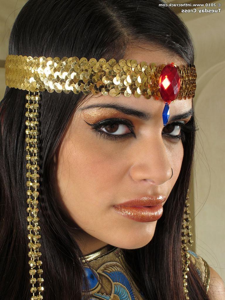 15P Sexy Indian babe spreads pussy and masturbates with toy close up