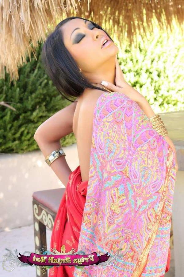 15P Sexy big tit Indian babe possing naked outdoors