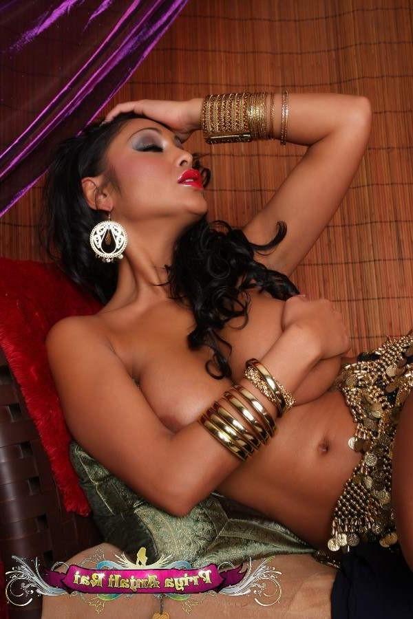 15P Sexy big tit Indian babe posing