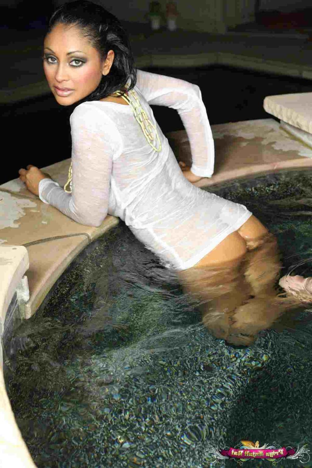 16P Beautiful Indian girl in with big tits takes off her wet t shirt