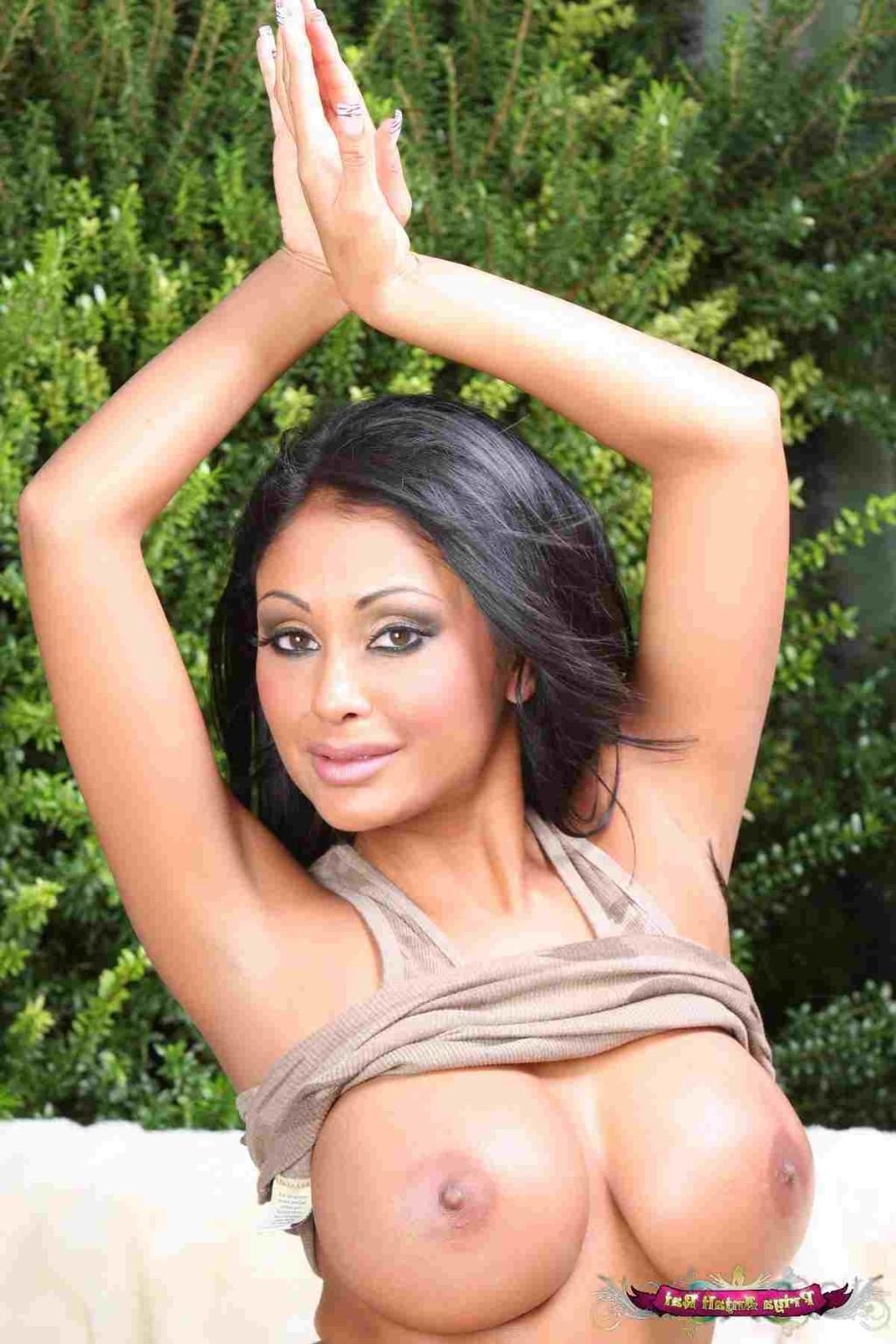 15P Gorgeous Indian babe with huge tits