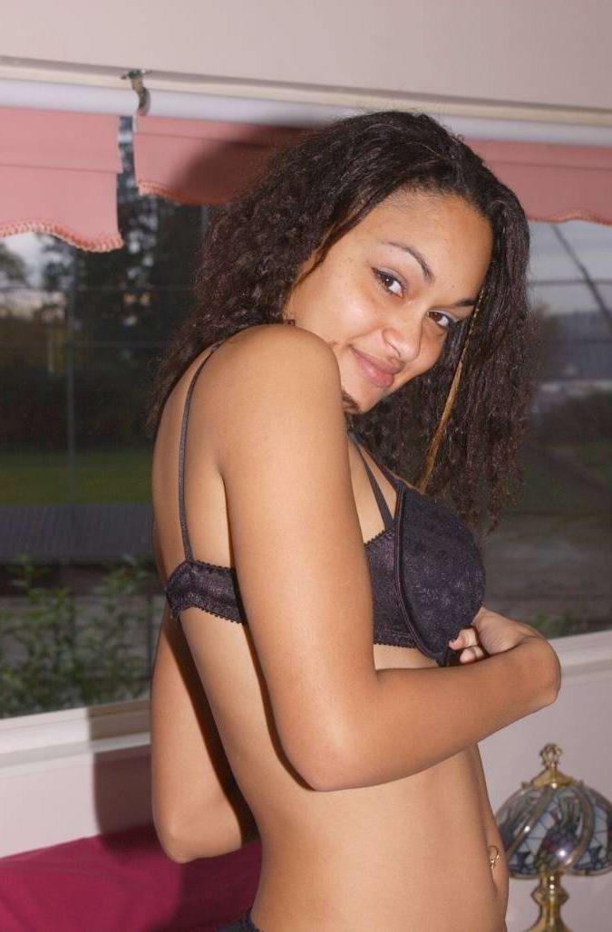 15P Hot Indian babe in sexy lingerie