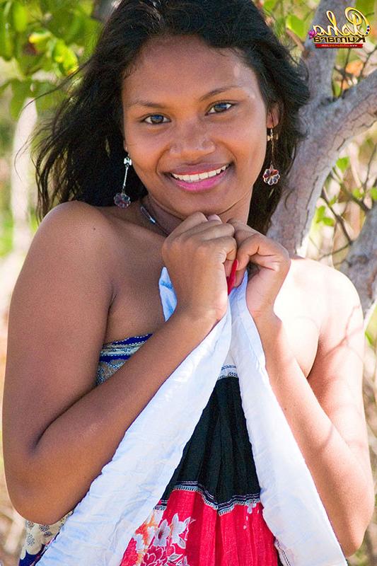 15P Indian teen pulls up skirt to expose pretty white panties