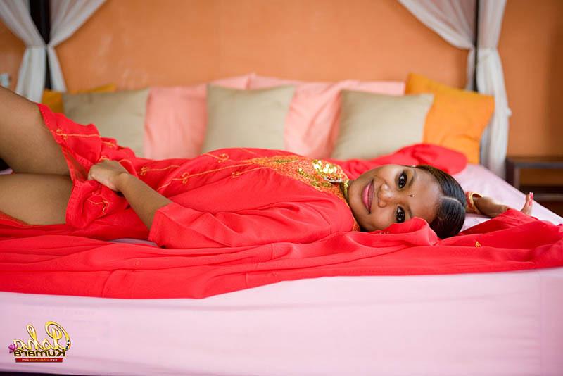 15P Beautiful Indian babe Asha Kumara flashes naked brown buns