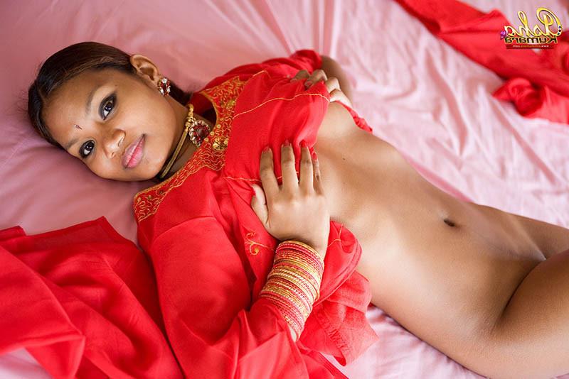 15P Beautiful Indian babe Asha Kumara flashes naked brown buns