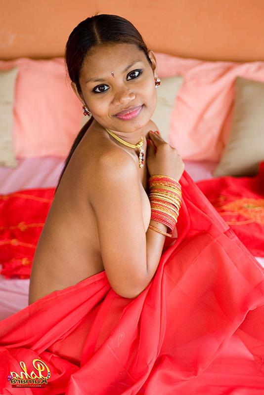 15P Beautiful Indian babe Asha Kumara flashes naked brown buns