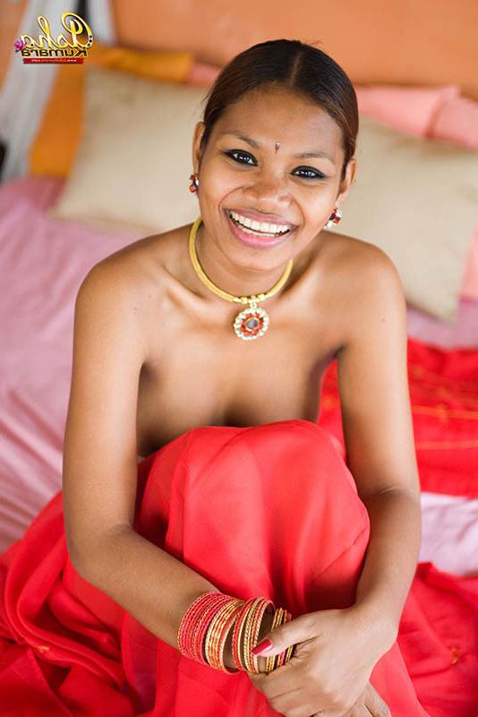 15P Beautiful Indian babe Asha Kumara flashes naked brown buns