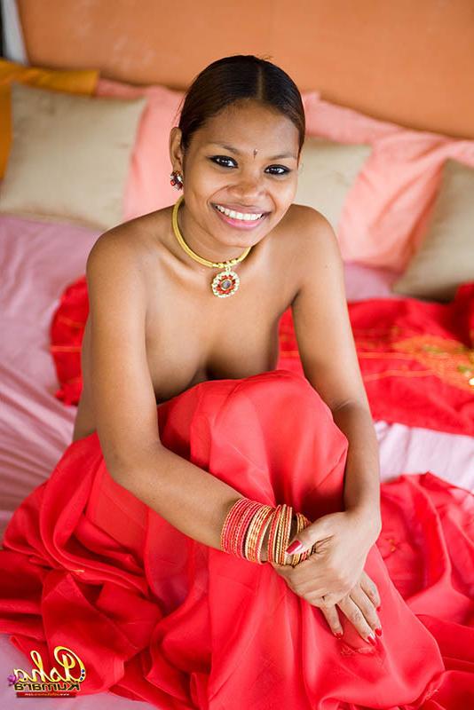 15P Beautiful Indian babe Asha Kumara flashes naked brown buns
