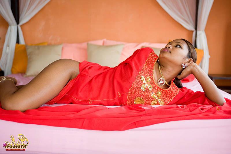 15P Beautiful Indian babe Asha Kumara flashes naked brown buns