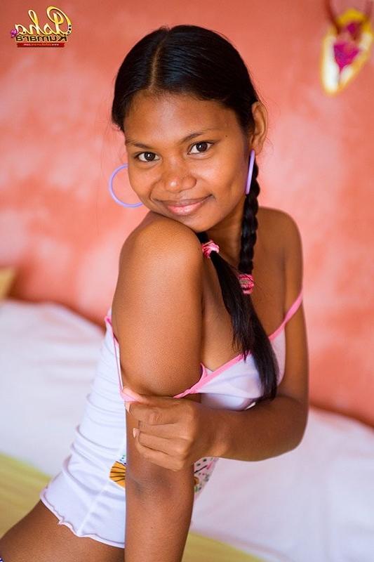 15P tight indian babe showing her sweet perky boobs